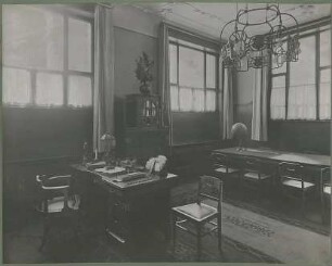 Billing, Hermann; Karlsruhe, Friedrichsplatz / Ritterstr.; Bankhaus Straus, Umbau - Büroraum mit Schreibtisch und Besprechungstisch