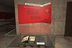 SLUB, Ausstellung "Wie Luthers Worte fliegen lernten" : Ausstellungstext und Vitrine im Eingangsbereich
