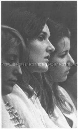 Drei junge Frauen im Profil (Altersgruppe 14-17)