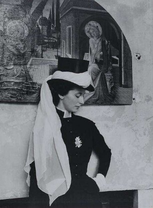 Madame de La Haye-Jousselin in einem Reitkostüm à la Elisabeth von Österreich von Pierre Balmain
