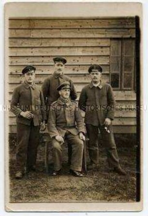 Deutsche Soldaten im Kriegsgefangenenlager