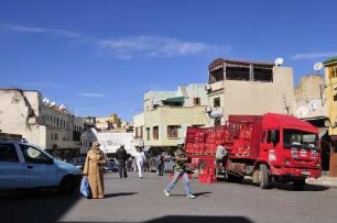 Meknes - Entladung eines Getränkefahrzeugs : In der Innenstadt von Meknes aufgenommen am 28. Oktober 2010