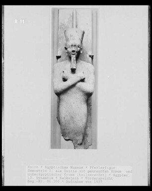 Pfeilerfigur Sesostris I. als Osiris mit gekreuzten Armen und unterägyptischer Krone