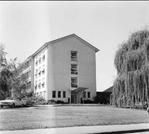 Bad Krozingen: Sanatorium Theresienbad; Außenansicht mit Markisen