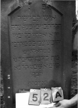 Grabstein 52 (Index: 100100483) Maße HxBxT: 165x50x29 cm: Grabstein 52A