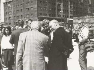 Dresden-Altstadt, Bernhard-von-Lindenau-Platz 1. Baustellengelände mit Gästen (vorn: Prof. Peter Kulka, rechts: Günter Ackermann)