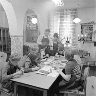 Borstendorf, Schnitzgruppe : Schnitzgruppe im Kulturhaus "Neues Leben", August-Bebel-Straße 64