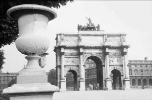 Paris: Tuileries, Arc de Triomphe du Carrousel, Vordergrund Vase