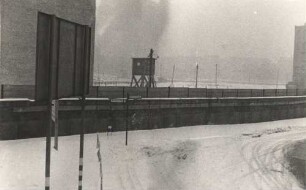 Grenzanlagen mit Wachturm an der Dresdener Straße
