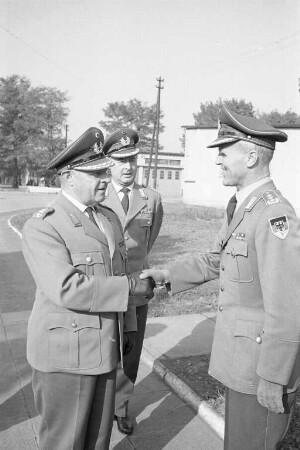 Besuch von Generalleutnant Übelhack, Befehlshaber der Territorialen Verteidigung, in der Mackensen-Kaserne.