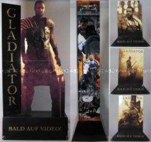 Werbeaufsteller (1x doppelseitig, 1x dreiseitig) für den Film "Gladiator" "Bald auf Video"