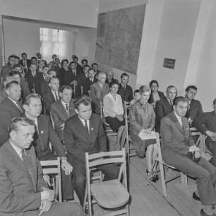 Eröffnung Kunstausstellung Hoyerswerda : Hoyerswerda. Eröffnung einer Kunstausstellung. Blick in den Zuschauerraum