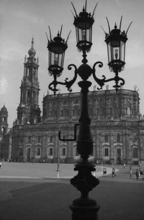 Dresden: Hofkirche vom Hoftheater, Vordergrund Kandelaber [Straßenlaterne]