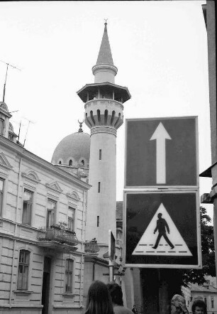 Constanta: Fußgängerüberwegschild und Minarett