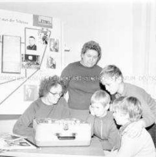 Mitglieder der AG "Junge Historiker" der Goethe-Oberschule Gardelegen sammeln Informationen zum Massaker in der Isenschnibber Feldscheune