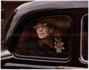 Frau schaut aus dem Autofenster heraus