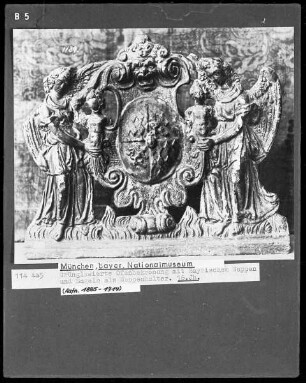 Ofenbekrönung mit Bayrischem Wappen und Engeln als Wappenhalter