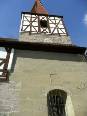 Altheim-Evangelische Kirche-Ansicht von Süden im Südsüdosten-Langhauserweiterung von 1723-Textkartusche mit Laudatio sowie Kirchturmobergeschoß (Glockenstube) von 1610