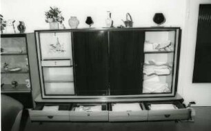 Geöffneter Schrank mit Tischwäsche