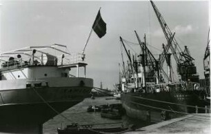Hamburg, Südwesthafen (links Windhukkai, rechts Togokai). Das schwedische Frachtschiff "Tamara" und die brasilianische "Loide-Brasil" liegen am Kai