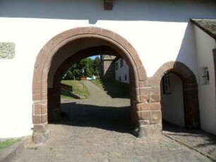 Hirsau-Kloster St Peter und Paul-Ansicht von Süden-unteres Tor in der Klostermauer über Feldseite mit großer Durchfahrt und und östlicher Mannpforte in Übersicht
