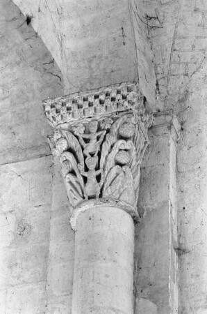 Kapitell mit stehenden Figuren