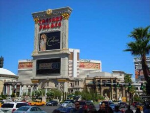 Straßenszene am Las Vegas Boulevard mit Hotelkomplex Caesars Palace