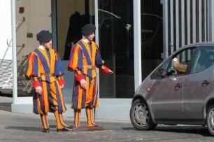 Rom - Schweizer Gardist : Schweizer Gardisten in historischen Uniformen bewachen den Papst und den Vatikanstaat. Aufgenommen im April 2004