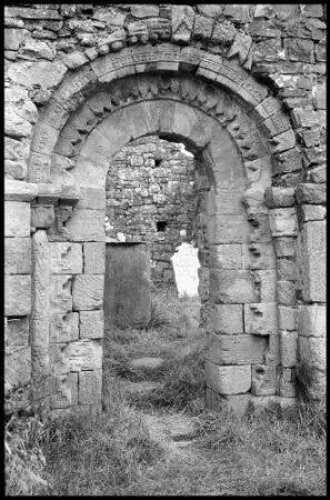 Aghadoe: Giebelwand der Klosterruine mit gotischen Fenstern [romanischer Türbogen]