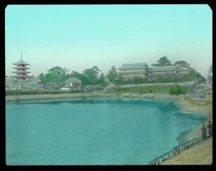 Nara. Blick über den Sarusawaike-Teich zur Pagode Gojūnotō (1426) im Kōfuku-ji