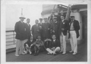 Hochseepassagierdampfer Moltke, Bordaufnahmen. Gruppenbild mit Kapitän, weiteren Besatzungsmitgliedern und Touristen an Deck