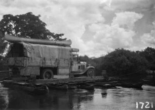 Automobil : Lkw setzt auf einem Floß über den Fluss