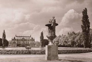 Üppigkeitsvase und Palais im Großen Garten : Blick von der Üppigkeitsvase von A. Corradini über den Palaisteich zum Palais