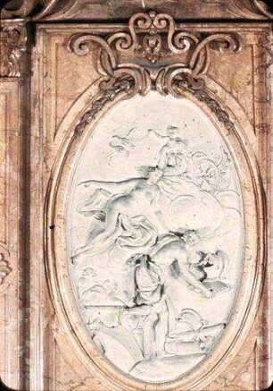 Trophäen und Reliefs mit mythologischen Szenen