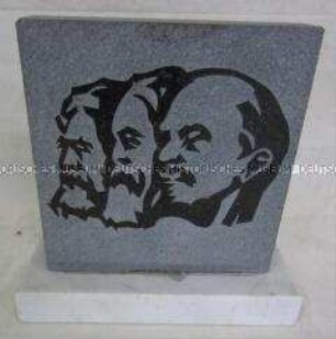 Tischzier mit Porträts von Marx, Engels und Lenin
