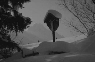 Mittenwald: Marterl im Schnee