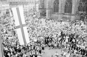 Freiburg: Publikum auf dem Münsterplatz; von oben