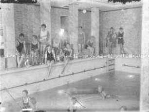 Badevergnügen im Schwimmbad des Hochseepassagierdampfers "Bremen"