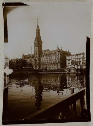 Blick von der Kleinen Alster auf das Hamburger Rathaus