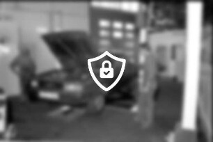 Wirtschaft: Kraftfahrzeug-Meisterbetrieb [Name maskiert] + [Name maskiert] Hauptstraße: Werkstatt: Mitinhaber Kfz-Meister [Name maskiert] und Kfz-Mechaniker [Name maskiert] bei Betrachtung von Pkw mit aufgeklappter Motorhaube: