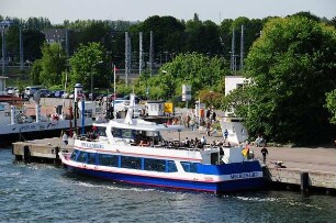 Hafen von Warnemünde : Ausflugsschiff am Kai in Warnemünde. Aufgenommen im Mai 2008