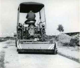 Geräteträger RS 09/124 mit Kehrwalze T 936