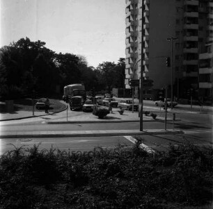 Kurparkallee / Ecke Sülzberg: neue Ampelanlage: hinten Fußgänger beim Überqueren der Straße: dahinter Pkws und Lkw: hinten rechts Wohnblock und Hochhaus "Liebe": hinten links Kurpark