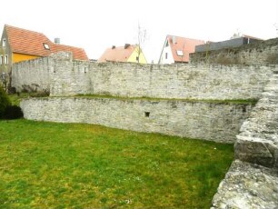 Stadtbefestigung-Ansicht im Nordwesten-Stadtmauer mit Schalenturm (Steigbügelschießscharten) von Westnordwesten über Feldseite-Wehrgang im 18 Jh abgetragen