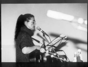 Bettina Wegner : Bettina Wegner (geb. 1947; Liedermacherin, Lyrikerin), singend mit Gitarre