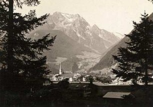 Mayrhofen/Österreich. Ortsansicht mit Kirche