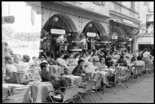 Lugano: Kaffeehaus mit Tischen auf dem Platz