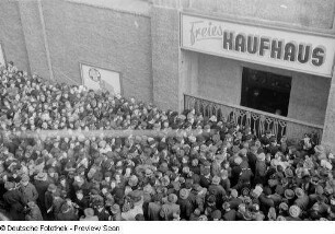 Menschenmenge vor dem Freien Kaufhaus