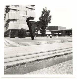 Technische Universität Berlin Architekturgebäude, Außenanlagen: Architekturgebäude und Vorplatz mit Ernst-Reuter-Denkmal