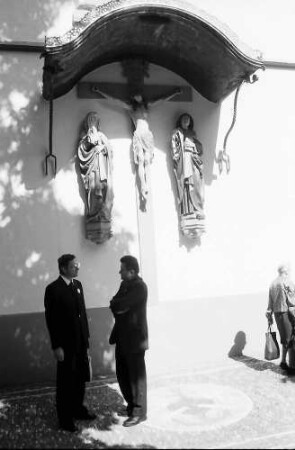 Freiburg: Gespräche vor dem Kruzifix der Martinskirche